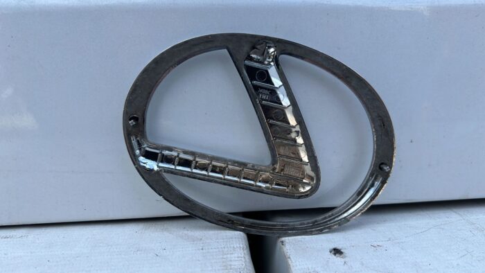 EMBLEMA MASCARA LEXUS IS250 IS350 (06-15) - Imagen 2
