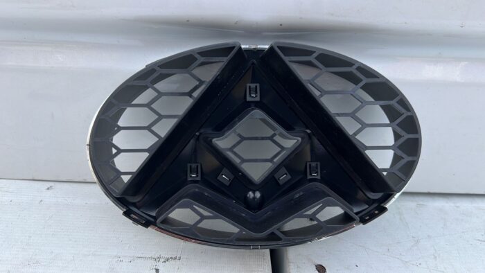 EMBLEMA MASCARA MAXUS T60 (18-21) - Imagen 2