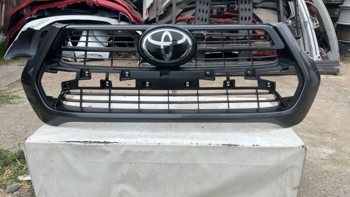 MASCARA TOYOTA HILUX (21-24)