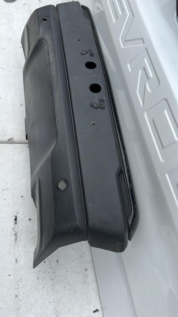 MOLDURA PARACHOQUE DELANTERO CHEVROLET COLORADO (21-23) - Imagen 4