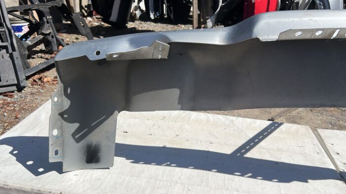 (METAL) INFERIOR PARACHOQUE DELANTERO CHEVROLET SILVERADO (23-24) - Imagen 5