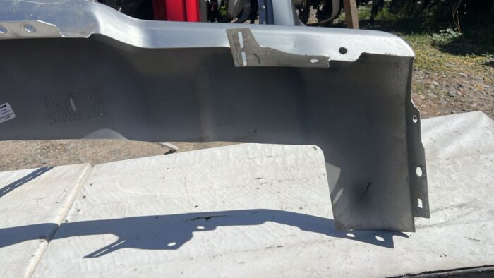 (METAL) INFERIOR PARACHOQUE DELANTERO CHEVROLET SILVERADO (23-24) - Imagen 7