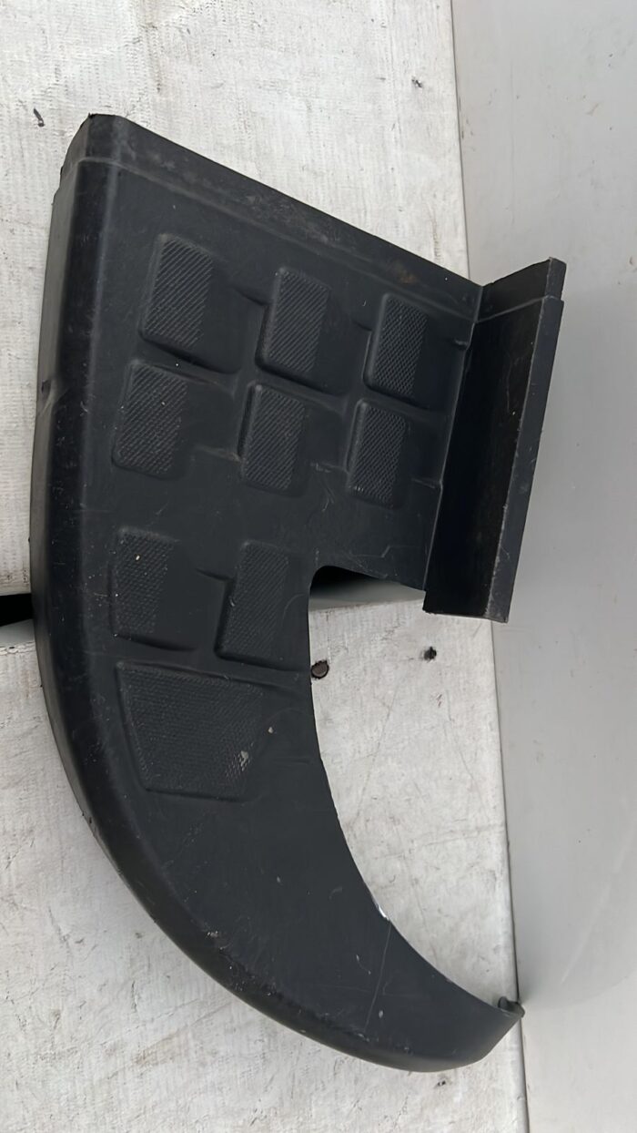 MOLDURA CORNER DERECHO PARACHOQUE TRASERO CHEVROLET COLORADO (18-23)