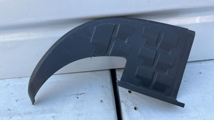 MOLDURA CORNER DERECHO PARACHOQUE TRASERO CHEVROLET COLORADO (18-23)