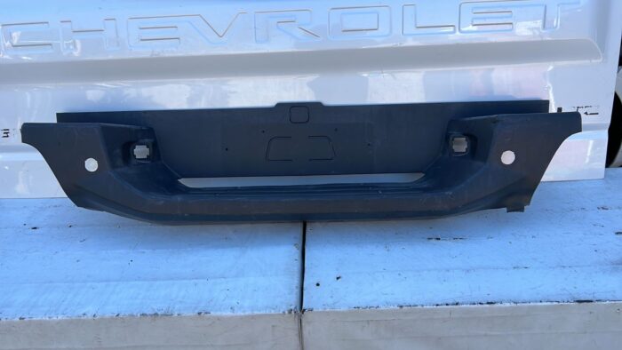 MOLDURA PARACHOQUE TRASERO CHEVROLET COLORADO (18-23)