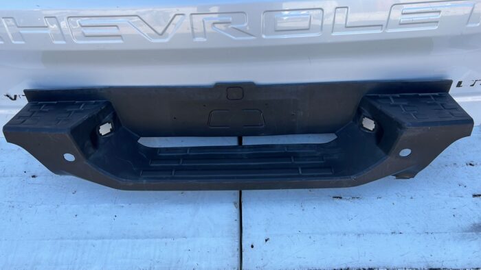 MOLDURA PARACHOQUE TRASERO CHEVROLET COLORADO (18-23) - Imagen 2