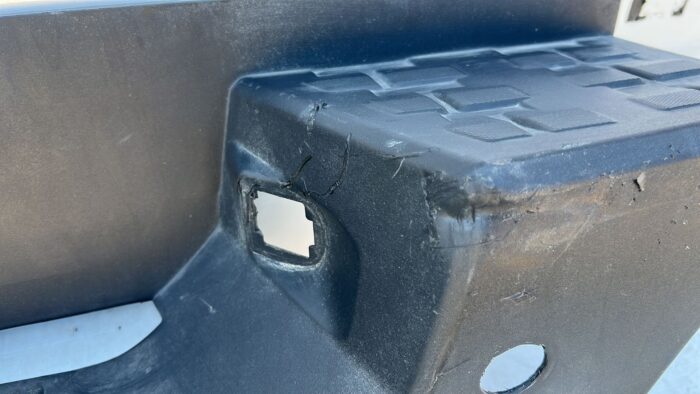 MOLDURA PARACHOQUE TRASERO CHEVROLET COLORADO (18-23) - Imagen 6