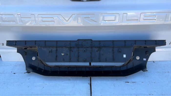 MOLDURA PARACHOQUE TRASERO CHEVROLET COLORADO (18-23) - Imagen 7