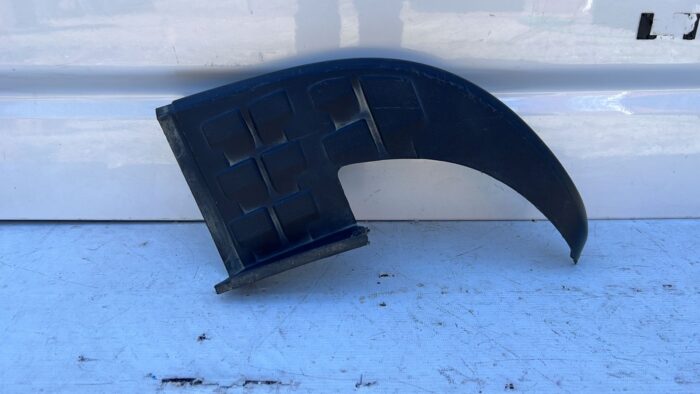 MOLDURA CORNER IZQUIERDO PARACHOQUE TRASERO CHEVROLET COLORADO (18-23)