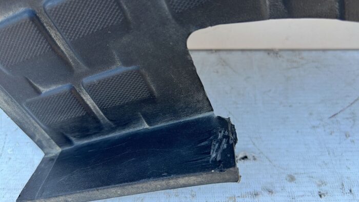 MOLDURA CORNER IZQUIERDO PARACHOQUE TRASERO CHEVROLET COLORADO (18-23) - Imagen 3