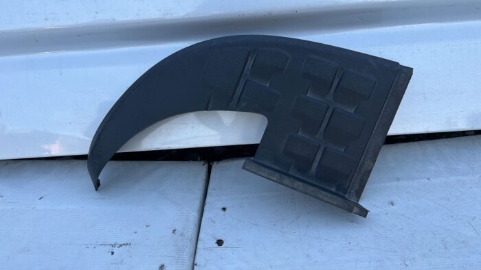 MOLDURA CORNER DERECHO PARACHOQUE TRASERO CHEVROLET COLORADO (18-23)