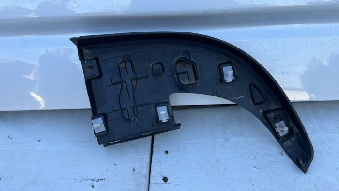 MOLDURA CORNER DERECHO PARACHOQUE TRASERO CHEVROLET COLORADO (18-23) - Imagen 2
