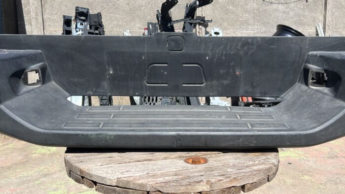 MOLDURA PARACHOQUE TRASERO CHEVROLET COLORADO (18-23) - Imagen 3