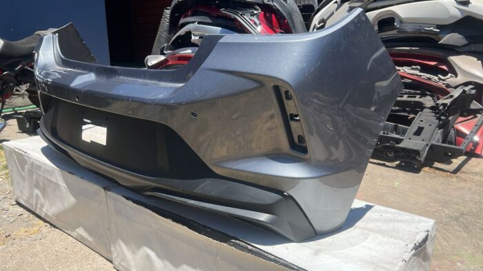 PARACHOQUE TRASERO CHEVROLET ONIX RS (20-24) - Imagen 3