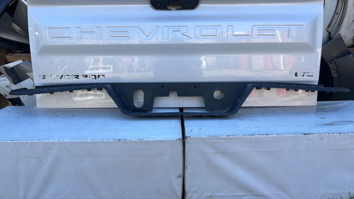 MOLDURA PARACHOQUE TRASERO CHEVROLET SILVERADO (19-21)