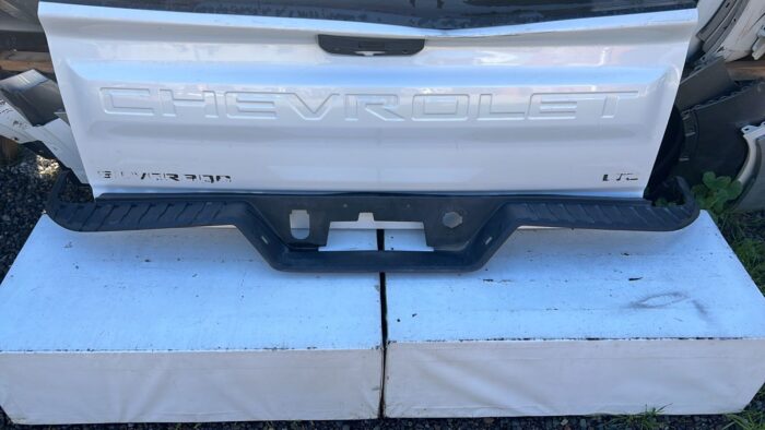 MOLDURA PARACHOQUE TRASERO CHEVROLET SILVERADO (19-21) - Imagen 2
