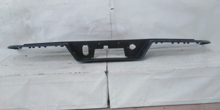 MOLDURA PARACHOQUE TRASERO CHEVROLET SILVERADO (19-21)