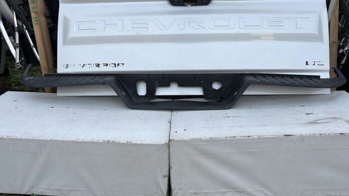 MOLDURA PARACHOQUE TRASERO CHEVROLET SILVERADO (19-21)