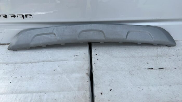 MOLDURA SPOILER PARACHOQUE TRASERO CHEVROLET TRACKER (17-20)