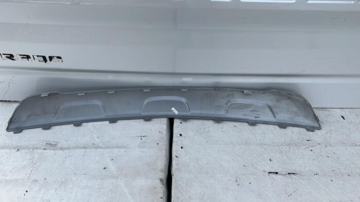 MOLDURA SPOILER PARACHOQUE TRASERO CHEVROLET TRACKER (17-20) - Imagen 2
