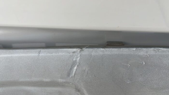 MOLDURA SPOILER PARACHOQUE TRASERO CHEVROLET TRACKER (17-20) - Imagen 4