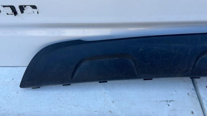 MOLDURA SPOILER PARACHOQUE TRASERO CHEVROLET TRACKER (17-20) - Imagen 2