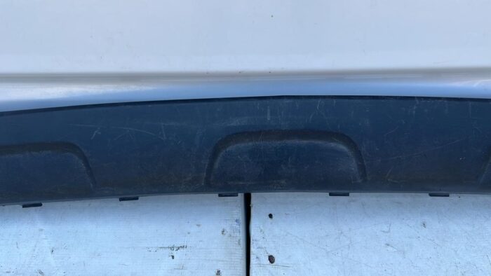 MOLDURA SPOILER PARACHOQUE TRASERO CHEVROLET TRACKER (17-20) - Imagen 3
