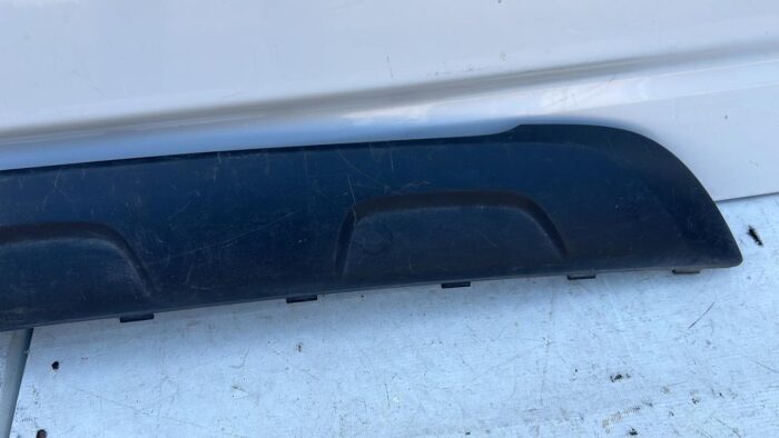 MOLDURA SPOILER PARACHOQUE TRASERO CHEVROLET TRACKER (17-20) - Imagen 4