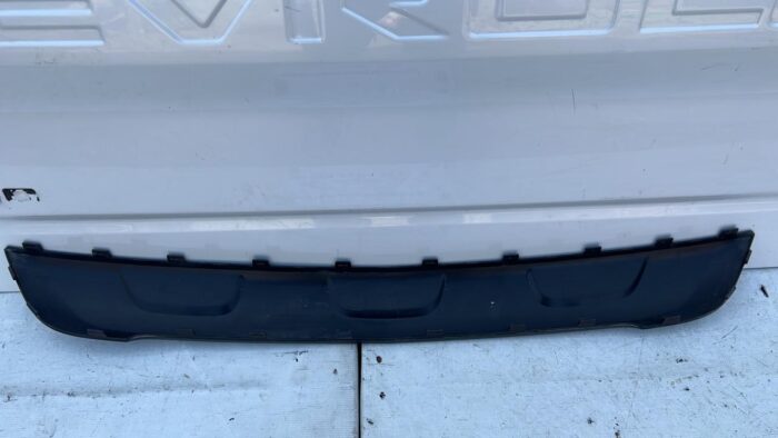 MOLDURA SPOILER PARACHOQUE TRASERO CHEVROLET TRACKER (17-20) - Imagen 5