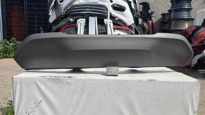 MOLDURA PARACHOQUE TRASERO CHEVROLET TRACKER (21-24) - Imagen 2