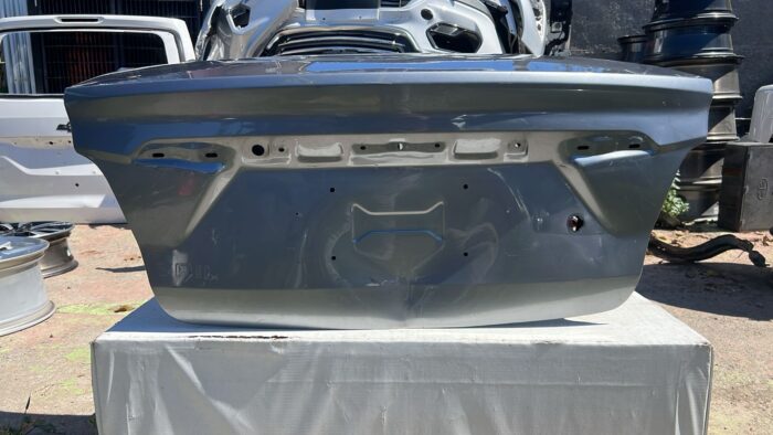 TAPA MALETA CHEVROLET SAIL (16-22)