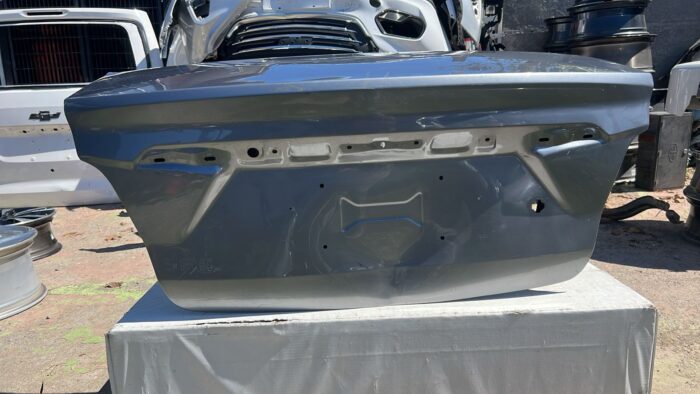 TAPA MALETA CHEVROLET SAIL (16-22) - Imagen 2