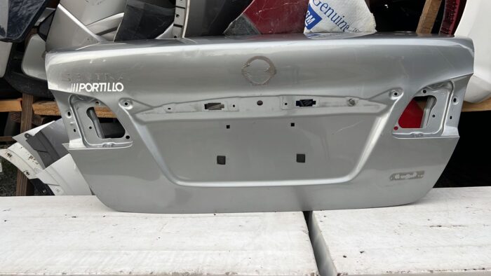 TAPA MALETA NISSAN SENTRA (14-18)