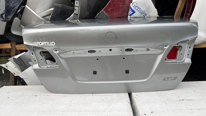 TAPA MALETA NISSAN SENTRA (14-18) - Imagen 2