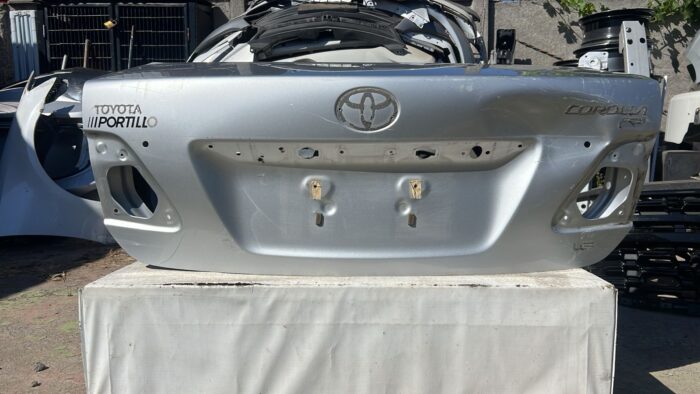 TAPA MALETA TOYOTA COROLLA (09-14)