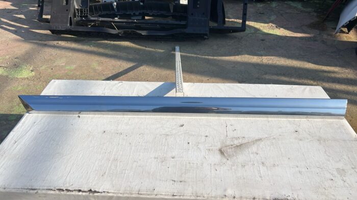 MOLDURA PUERTA TRASERA DERECHA CHEVROLET SILVERADO (22-25)