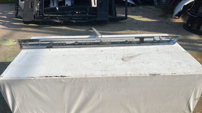 MOLDURA PUERTA TRASERA DERECHA CHEVROLET SILVERADO (22-25) - Imagen 3
