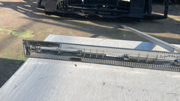 MOLDURA PUERTA TRASERA DERECHA CHEVROLET SILVERADO (22-25) - Imagen 4