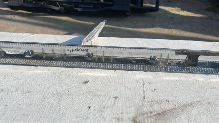 MOLDURA PUERTA TRASERA DERECHA CHEVROLET SILVERADO (22-25) - Imagen 5