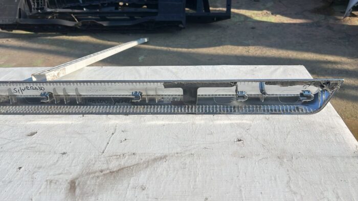 MOLDURA PUERTA TRASERA DERECHA CHEVROLET SILVERADO (22-25) - Imagen 6