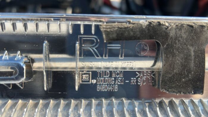MOLDURA PUERTA TRASERA DERECHA CHEVROLET SILVERADO (22-25) - Imagen 7