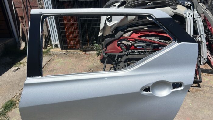 PUERTA TRASERA IZQUIERDA NISSAN KICKS (17-23) - Imagen 2