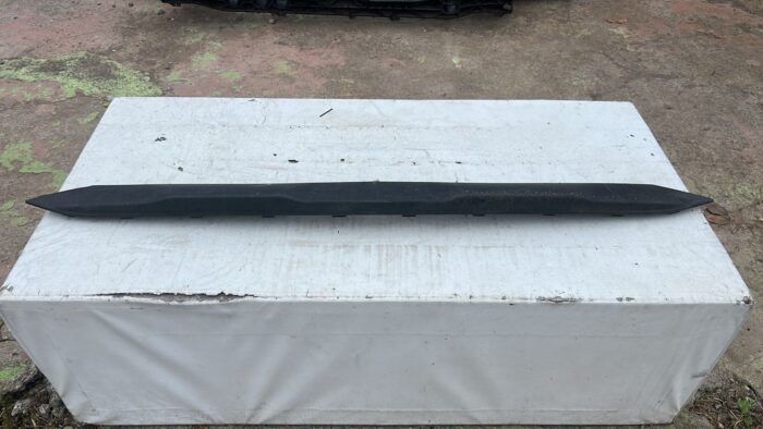 MOLDURA PARACHOQUE DELANTERO CHEVROLET TRACKER (20-23)