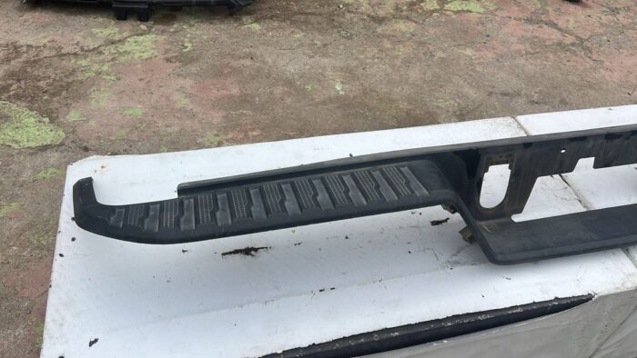 MOLDURA PARACHOQUE TRASERO CHEVROLET SILVERADO (19-24) - Imagen 2