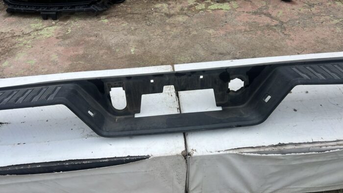 MOLDURA PARACHOQUE TRASERO CHEVROLET SILVERADO (19-24) - Imagen 3