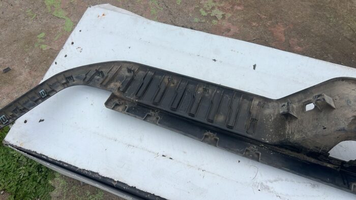 MOLDURA PARACHOQUE TRASERO CHEVROLET SILVERADO (19-24) - Imagen 6