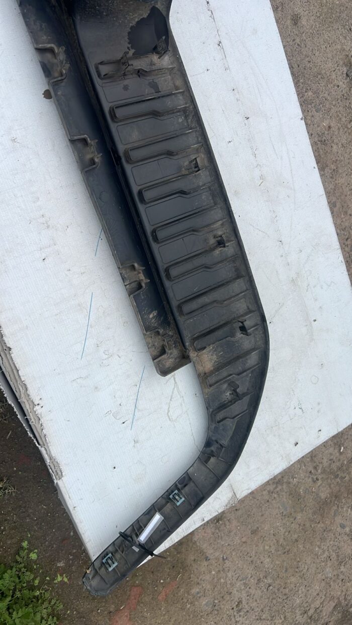 MOLDURA PARACHOQUE TRASERO CHEVROLET SILVERADO (19-24) - Imagen 8