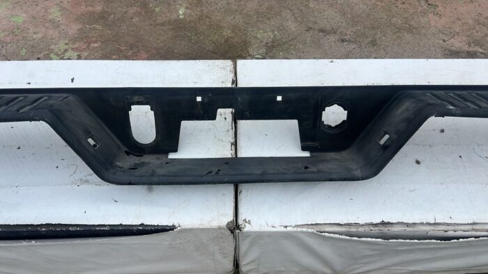 MOLDURA PARACHOQUE TRASERO CHEVROLET SILVERADO (19-24) - Imagen 3