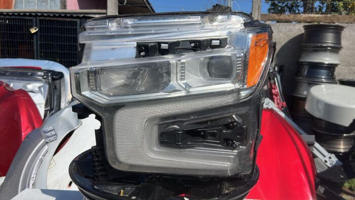 OPTICO IZQUIERDO CHEVROLET SILVERADO (23-24)