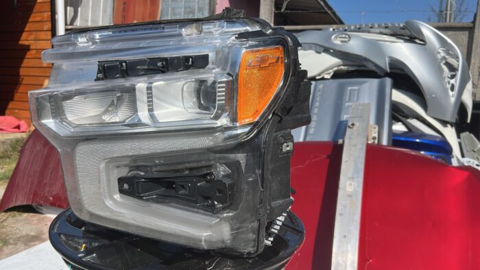 OPTICO IZQUIERDO CHEVROLET SILVERADO (23-24) - Imagen 3